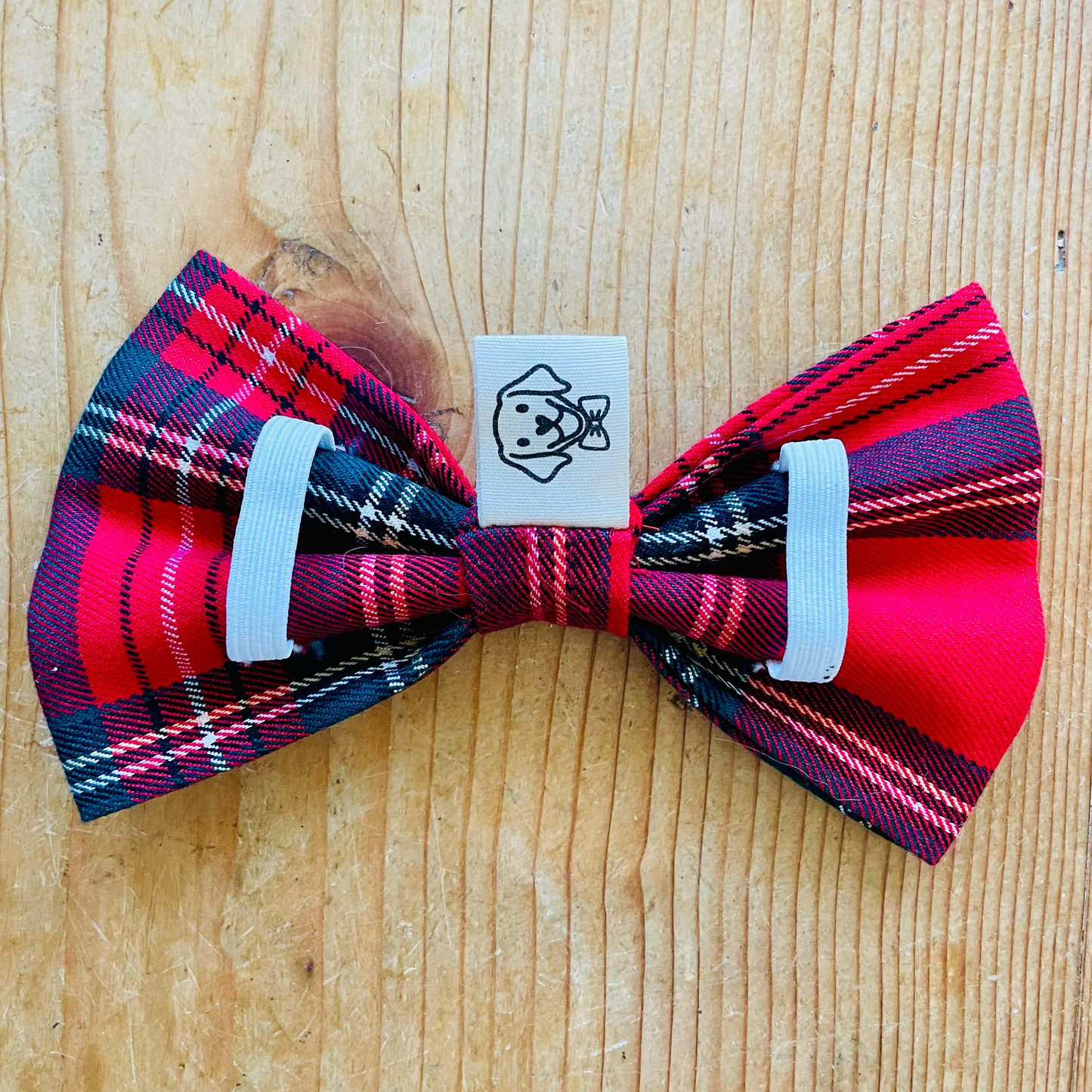 Rot-grüne Hundefliege im Schottenkaro mit Gummiband zur Befestigung am Hundehalsband