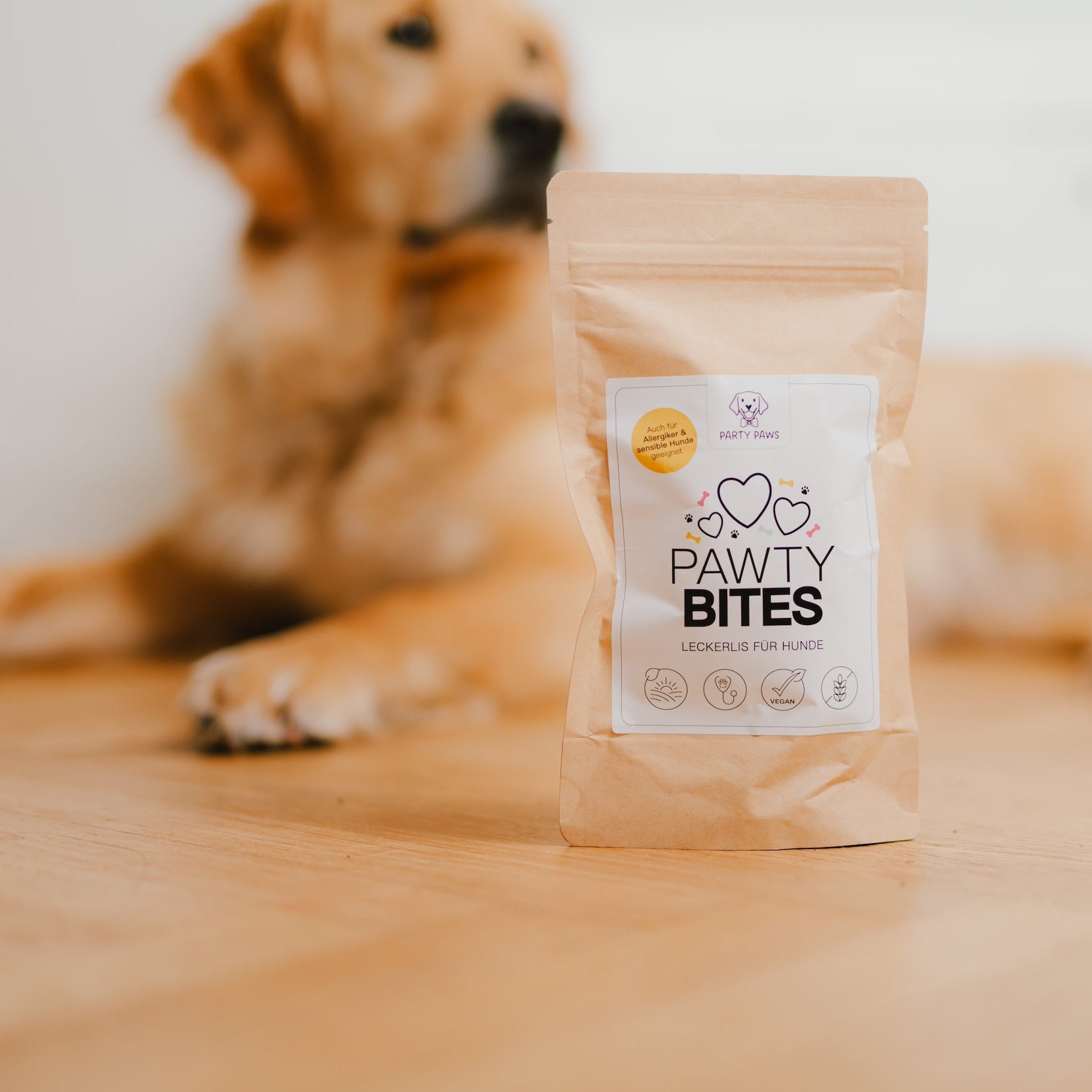 Die Pawty Bites Leckerlis in Herzform von Party Paws sind perfekte Snacks für den Hundegeburtstag