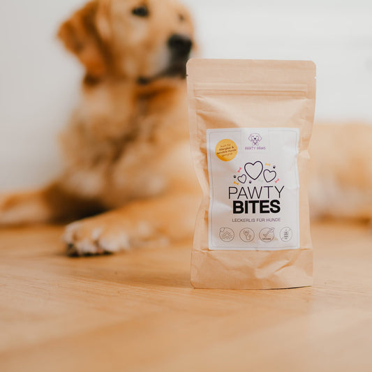 Die Pawty Bites Leckerlis in Herzform von Party Paws sind perfekte Snacks für den Hundegeburtstag