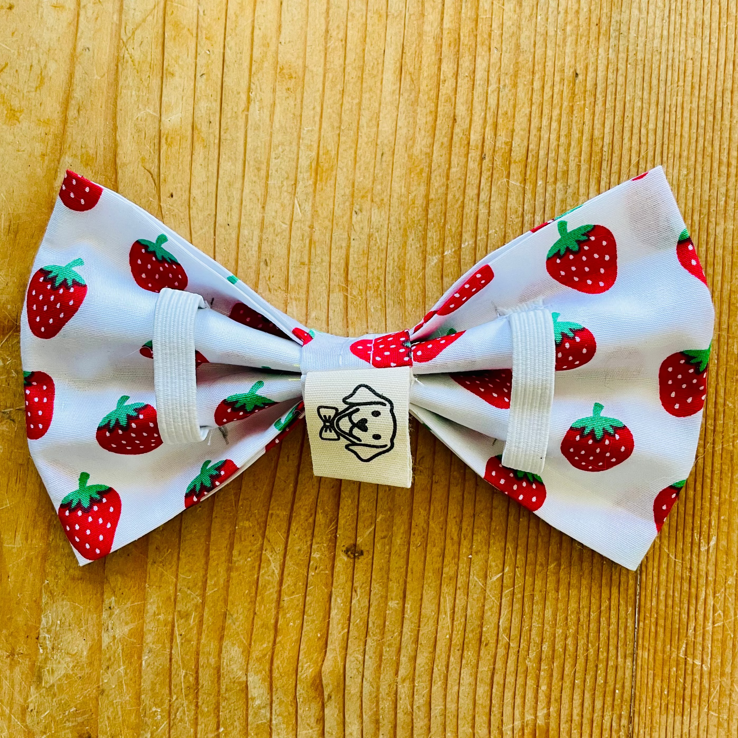 Rückseite der Hundefliege mit Erdbeermuster mit Gummibändern zur Befestigung am Halsband