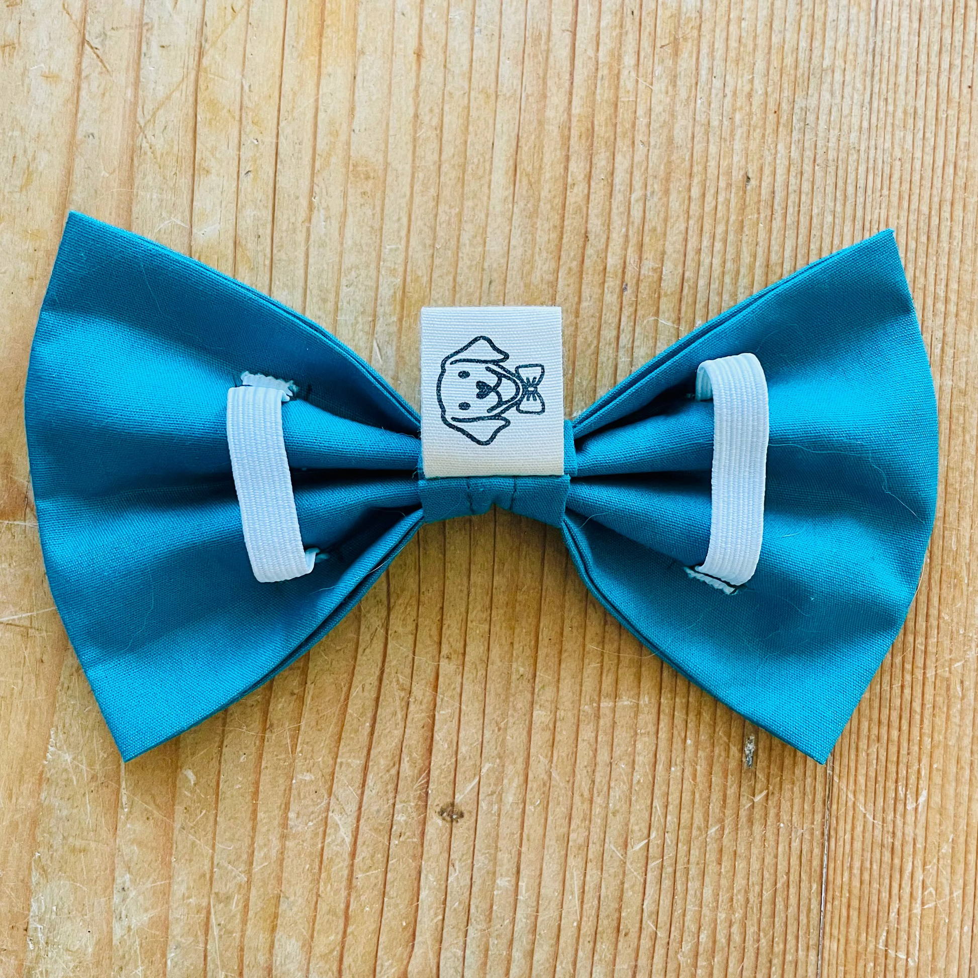 Rückseite der Hundefliege in Petrol mit Gummibändern für das Halsband