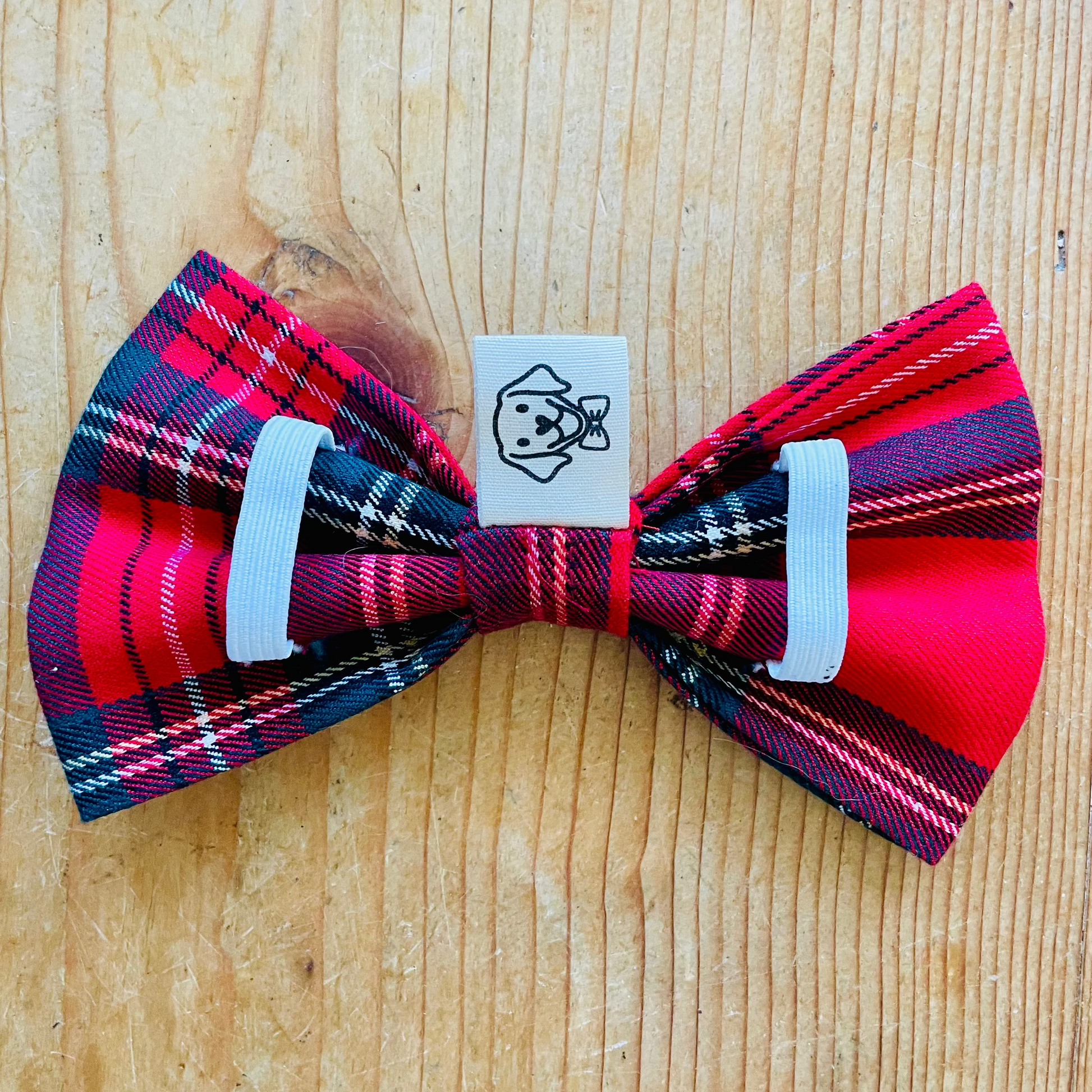 Rot-grüne Hundefliege im Schottenkaro mit Gummiband zur Befestigung am Hundehalsband