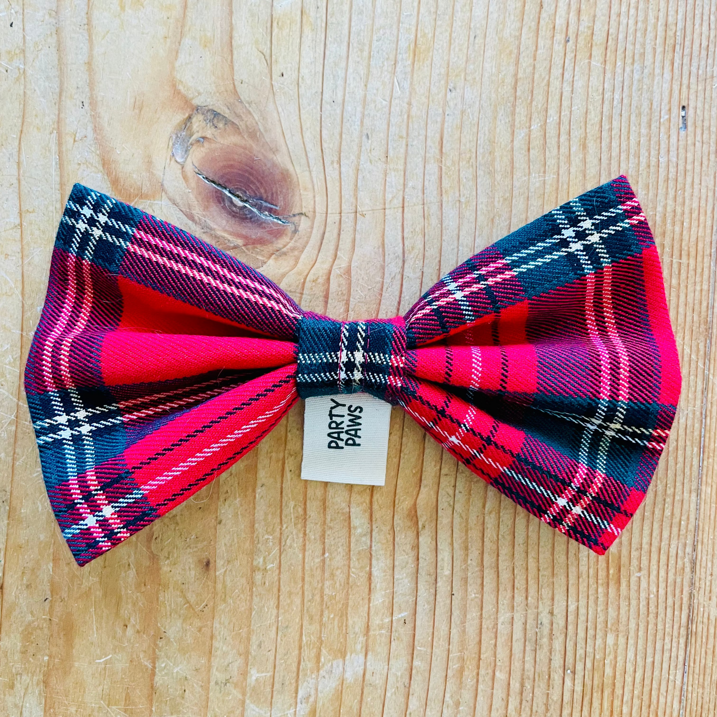 Handgenähte Hundefliege aus Baumwolle mit klassischem Tartan-Muster