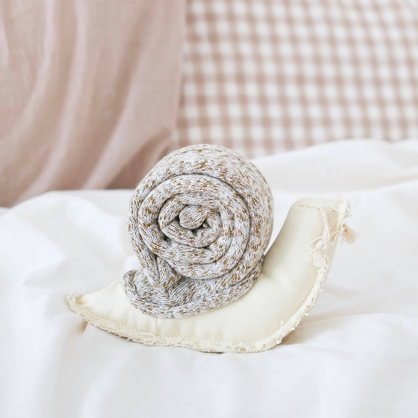 Lambwolf SCHNECKE Schnüffelspielzeug im Bett