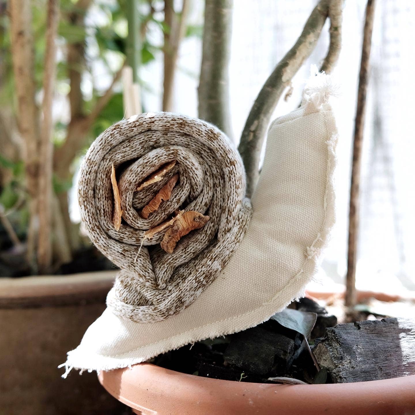 Lambwolf SCHNECKE Schnüffelspielzeug an Pflanze mit Leckerlis