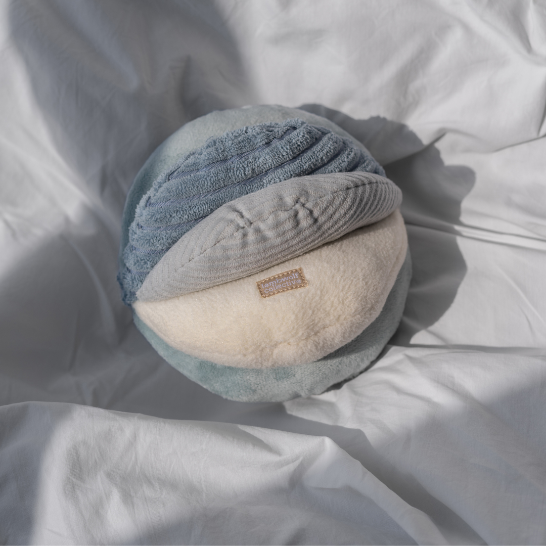 Lambwolf TOTO Schnüffelball marine im Bett
