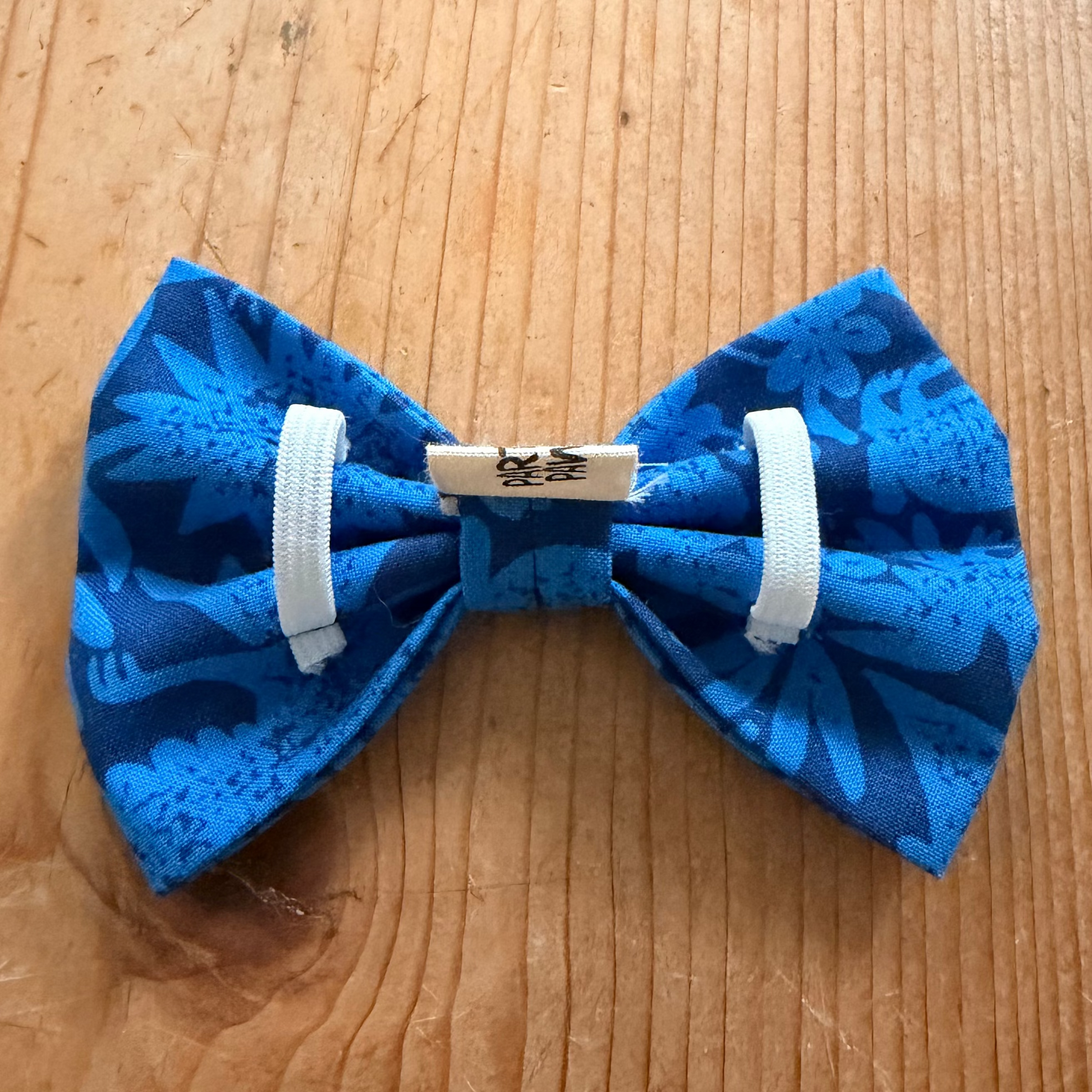 Rückseite der blauen Hundefliege mit Muster