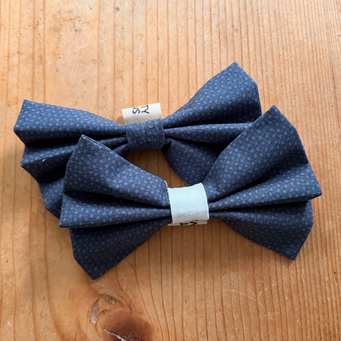 Zwei schwarze Hundefliegen mit unterschiedlichen Bändern